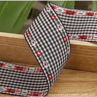 พร้อมส่ง ริบบิ้นผ้าฝ้าย ลายสก๊อด ริมปักดอกไม้ ขนาด 38 มม.