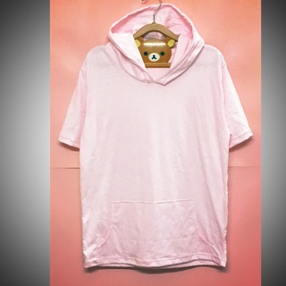เสื้อฮู้ดคอตตอนแขนสั้น สีชมพูอ่อนหวานๆ มีกระเป๋าจิงโจ้ข้างหน้า