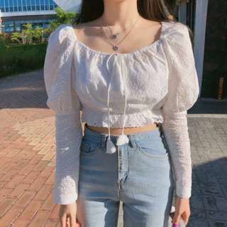 เสื้อครอปผ้าฝ้ายฉลุลาย แขนดอลลี่ช่วงบนทรงวินเทจๆ แต่งเชือกพู่หน้าอก