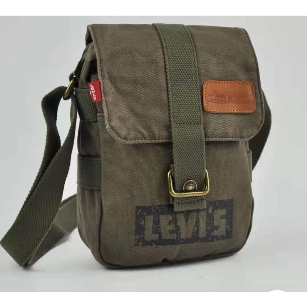 กระเป๋ามินิแมสเซนเจอร์ของลีวายส์ (Levi's Mini Messenger Bag) แบรนด์ใหม่และของแท้ที่พร้อมจัดส่งจากประ