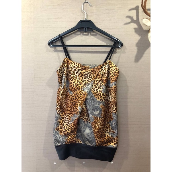 เสื้อสายเดี่ยว animal printed ผ้าซาตินเงา สายปรับระดับสั้นยาวได้ อก 34-36 นิ้ว เอว 28-30 นิ้ว ราคา 80 บาท