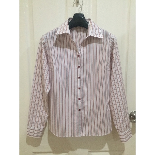 เสื้อเชิ้ตแขนยาวสีขาวลายทางสีแดงฟ้า Shirt Plaza Size M อก 36” เอว 32”ยาว 23”