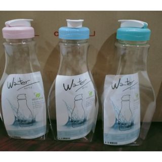 ขวดน้ำใสทรงเหลี่ยมขนาด 2 ลิตรราคาใบละ 30 บาท(ตั้งแนวนอนไม่ได้ครับ)
