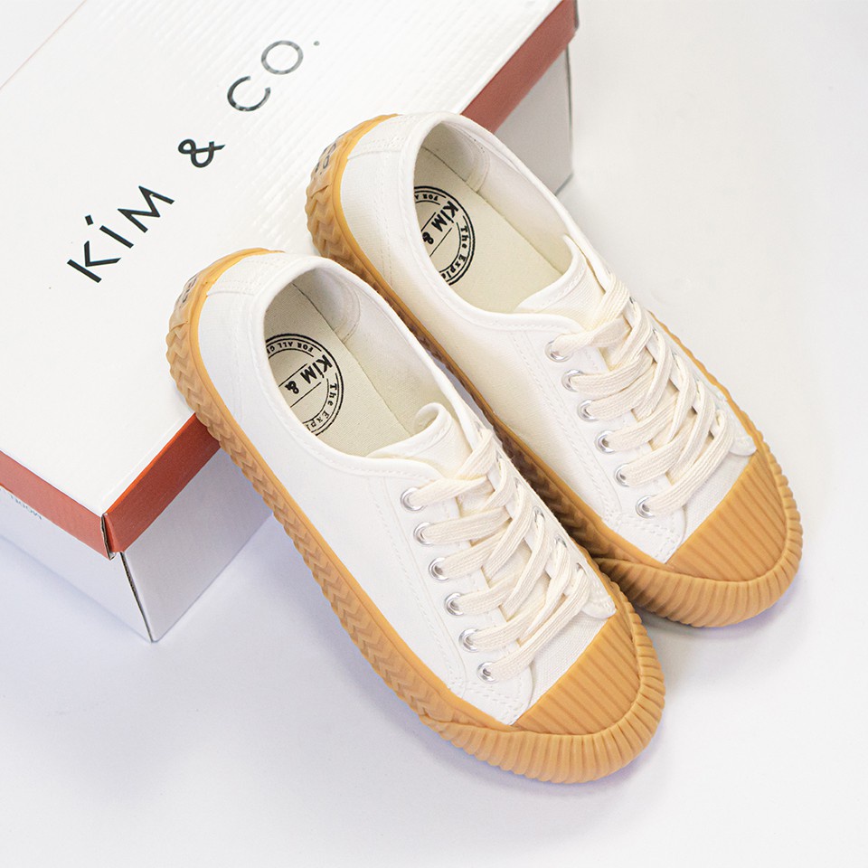 รองเท้า toms รองเท้า adidas 🌟 ฟรีค่าส่ง 🌟1 Kim&amp;Co. รองเท้าผู้ชาย รองเท้าผ้าใบ รุ่น KF005M - สีขาวแถบน้ำตาล