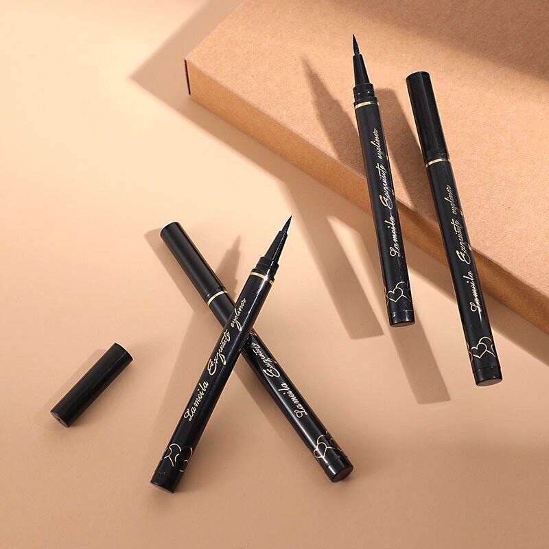 ซื้อ 1 ฟรี 1 อายไลเนอร์ สีดำ แห้งเร็วภายใน 3 วินาที กันน้ำ กันเหงื่อ ( ซื้อ 1 แท่ง มีของแถม 1 ชิ้น )