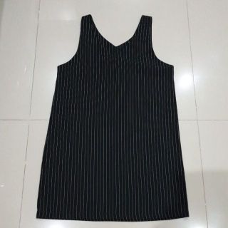 Sale!! (ของใหม่)ชุดกระโปรงสั้น คอวี สีดำลายตรง