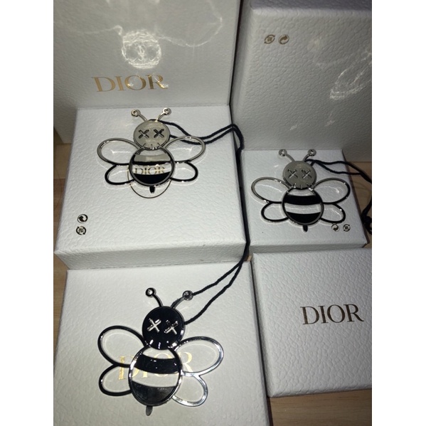 พวงกุญแจผึ้ง DIOR สีเงิน รุ่นLimited. Christian Dior Limited! แท้ 100%
