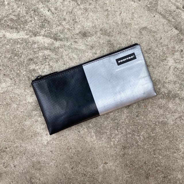 กระเป๋าใส่ของ Freitag
รุ่น F06 SERENA ผ้าใบสีดำ สกรีนสีเงิน ซิปสีดำ มือ 1