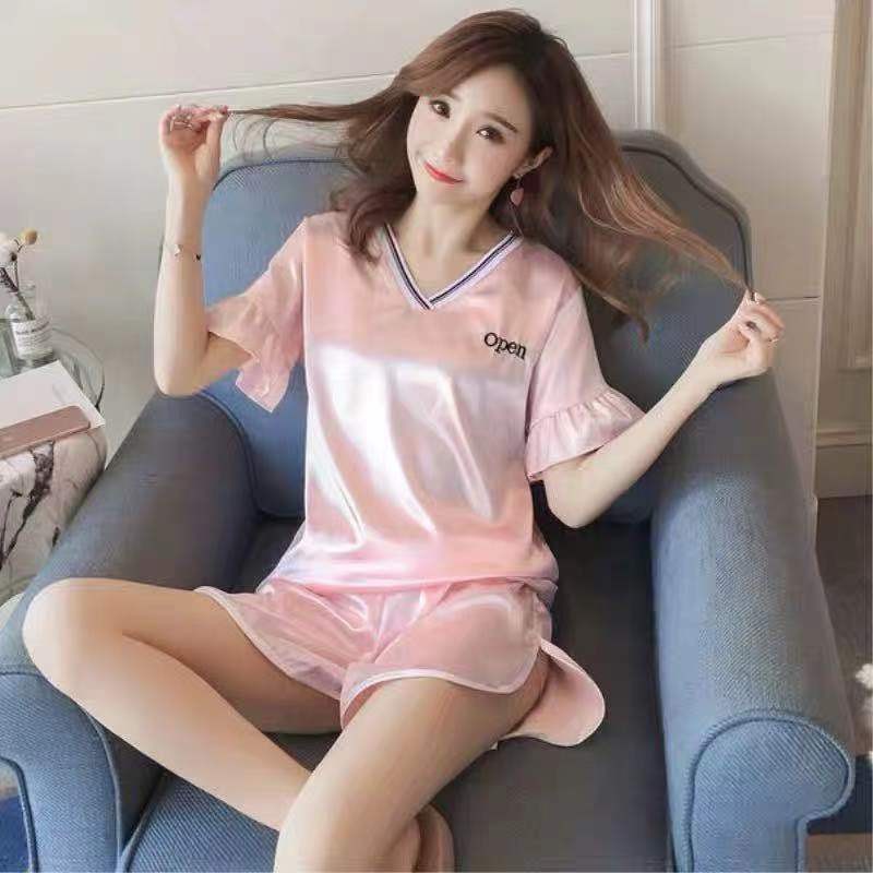 7200 ชุดนอนน่ารักๆ ผ้าซาตินใส่สาย แขนสั้นขาสั้น คอวี ปักอักษรอังกฤษเก๋ๆ สไตล์จีน (สินค้าพร้อมส่ง)