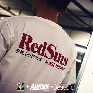 [100% Cotton] เสื้อยืดแขนสั้นลําลอง ผ้าฝ้าย พิมพ์ลาย ATTITUDE ATTITUDE Japan JDM Initial D Akagi REDSUNS สีแดง ขนาดใหญ่