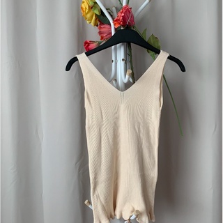 Lady Knit Minimal Tank Top in Cream Beige เสื้อไหมพรมแขนกุด สายเดี่ยวคอวี สีครีมเบจ ไซส์ M-L ปลายพริ้ว