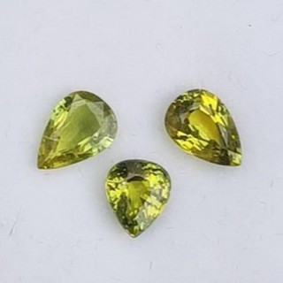 พลอยบุษราคัม (Yellow Sapphire) 3.76 กะรัต (Cts.克拉) 3 เม็ด VVS ดิบ (Unheated 未加热的 )