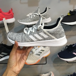 รองเท้าผ้าใบadidas