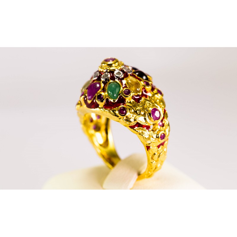 (R96 ชื่อแบบ "บัวสวรรค์") : แหวนทรงยอดมณฑปแกะลายไทยลงยาสีประดับพลอยนพเก้า ยอดทับทิมสยาม (Siamese Rub