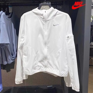 Nike ของแท้ 100% เสื้อแจ็กเก็ต เสื้อกันลม มีฮู้ด สะท้อนแสง สีขาว เหมาะกับฤดูร้อน สําหรับผู้หญิง 23 DH1991