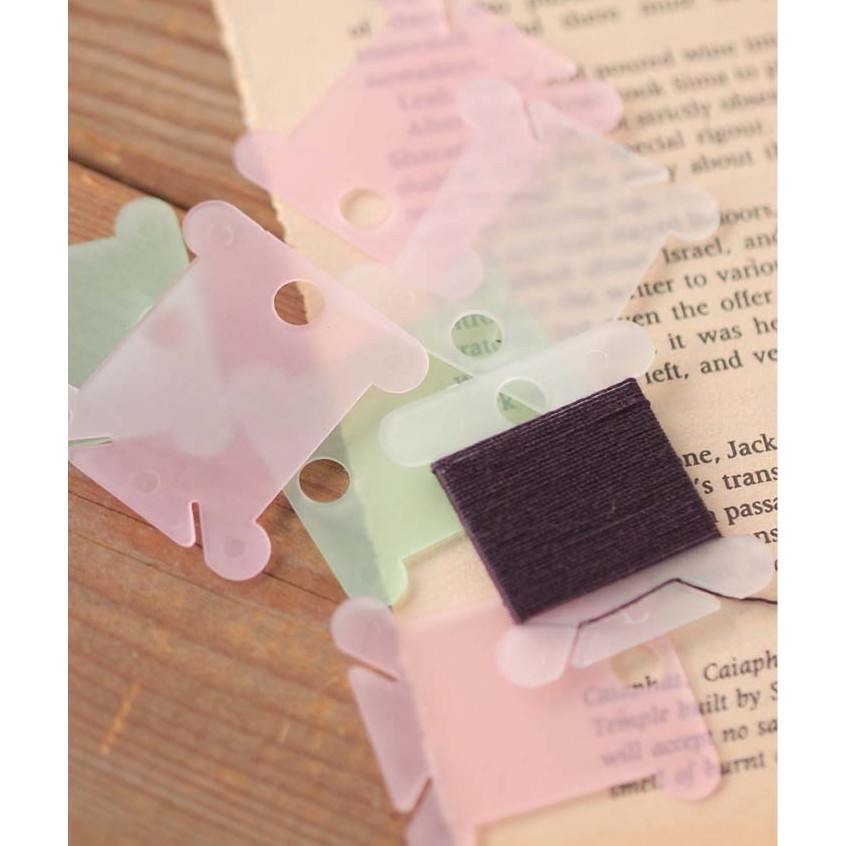 แกนพลาสติก สำหรับเก็บด้าย,เทปลูกไม้ ขนาด 3.5 cm.x 3.5cm.แพ็ค 20 ชิ้น สีขาวคะ