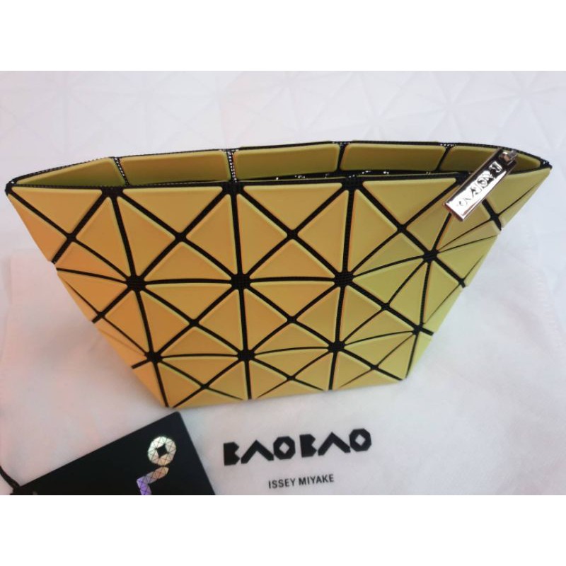 BAO BAO ISSEY MIYAKE Cosmetin Pouch Bag 5*3
สีเหลืองเลมอน