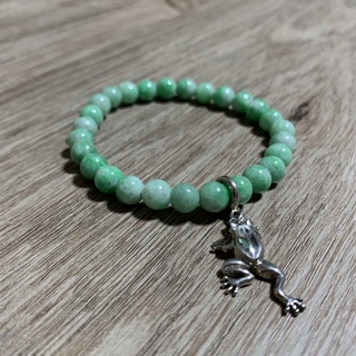 สร้อยข้อมือหยกพม่า (Jadeite Type A) 7.2 มม. เนื้อวุ้น สีขาวแซมเขียวโทนพาสเทล ประดับ charm เงินแท้ 925