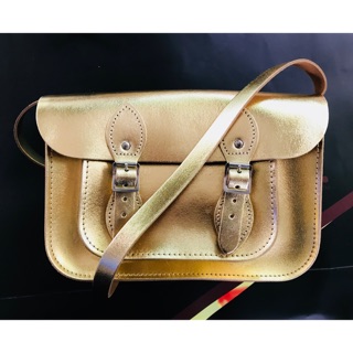 The Leather Satchel Co. หนังแท้จากอังกฤษ ขนาด 11" รุ่น Classic Satchel - สีทอง Gold