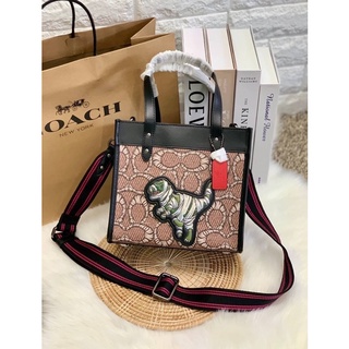 COACH X MICHAEL B. JORDAN FIELD TOTE 22 IN MUMMIFIED SIGNATURE CANVAS WITH REXY ((C6971))