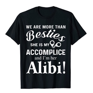 ใหม่ เสื้อยืดลําลอง ผ้าฝ้าย 100% แขนสั้น คอกลม พิมพ์ลาย We Are More Than Besties She Is My Accomplice สําหรับผู้ชาย คู่ร