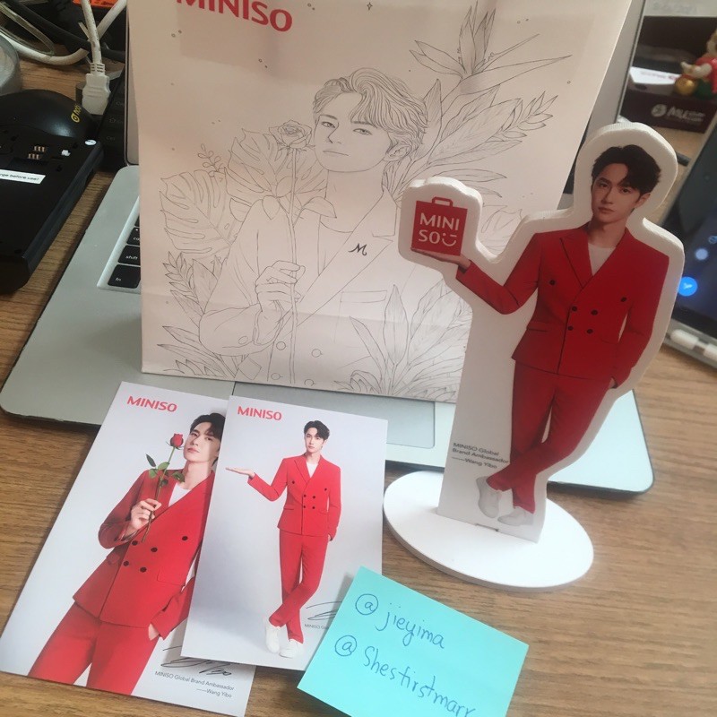 Miniso สแตนดี้ โปสการ์ด ถุงกระดาษ Wang Yibo หวังอี้ป๋อ (Miniso Thailand)