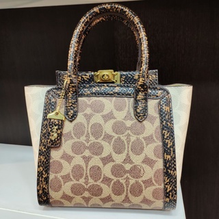 กระเป๋าสระพายข้างพร้อมถือ COACH 8"