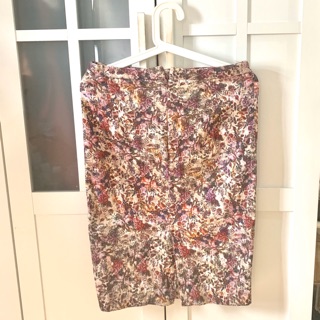 Zara กระโปรงลายดอกไม้ ทรงสอบ ใส่แล้วสวย หวาน ความยาวประมาณคลุมเข่า ไซส์ EUR 38 ซิปหลัง มีผ่าด้านหลัง ทรงนี้ใส่แล้วผอมค่ะ