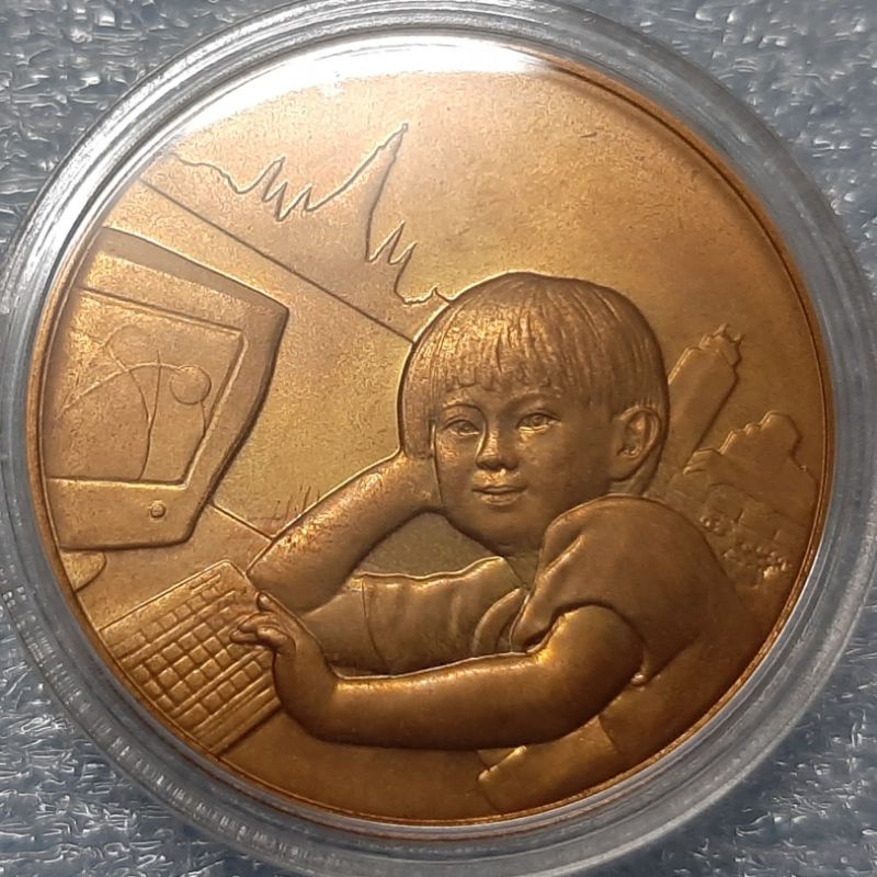 เหรียญที่ระลึกวันเด็กปี๒๕๔๕หายากค่ะ