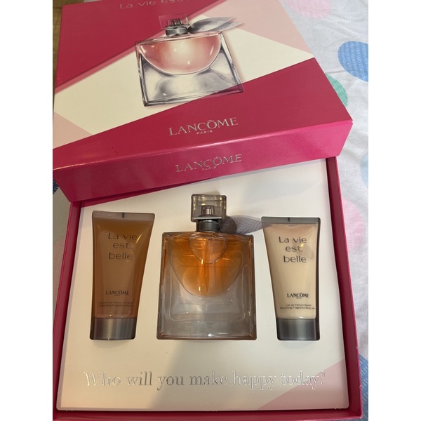 LANCOME กิ๊ฟเซต มาพร้อมกับ body perfume ของแท้ 100% เราแกะแล้วแต่ยังไม่ได้ใช้นะคะ เช็คซีรีย์ด้านหลัง