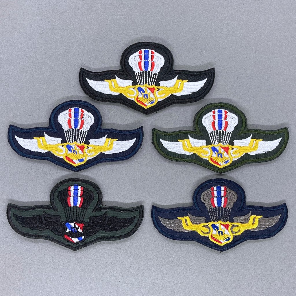 เครื่องหมายผ้า ปีกร่มเหินเวหา ทอ. หรือปีกกิตติมศักดิ์ กองทัพอากาศ มีทั้งแบบติดและไม่ติดตีนตุ๊กแก