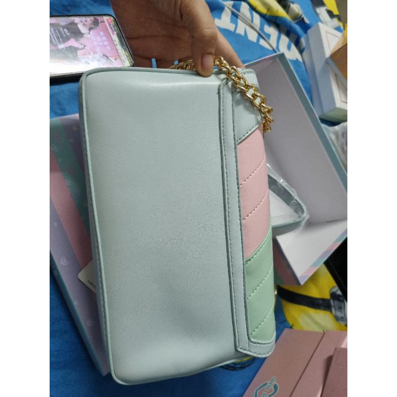 กระเป๋าแบน .. Karaya