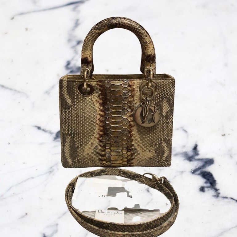 แท้ กระเป๋าถือกระเป๋าสะพาย Dior วินเทจแท้ ปี 2013 กรุณาทักแชทรับภาพเพิ่มเติมก่อนกดสั่งซื้อ