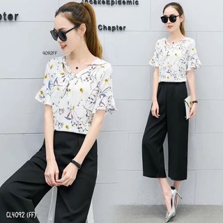 ชุดเซตสองชิ้นเสื้อคอวีแขนสั้นลายดอก Daisy ผ้าโรนัลโดใส่คู่กับกางเกงห้าส่วน