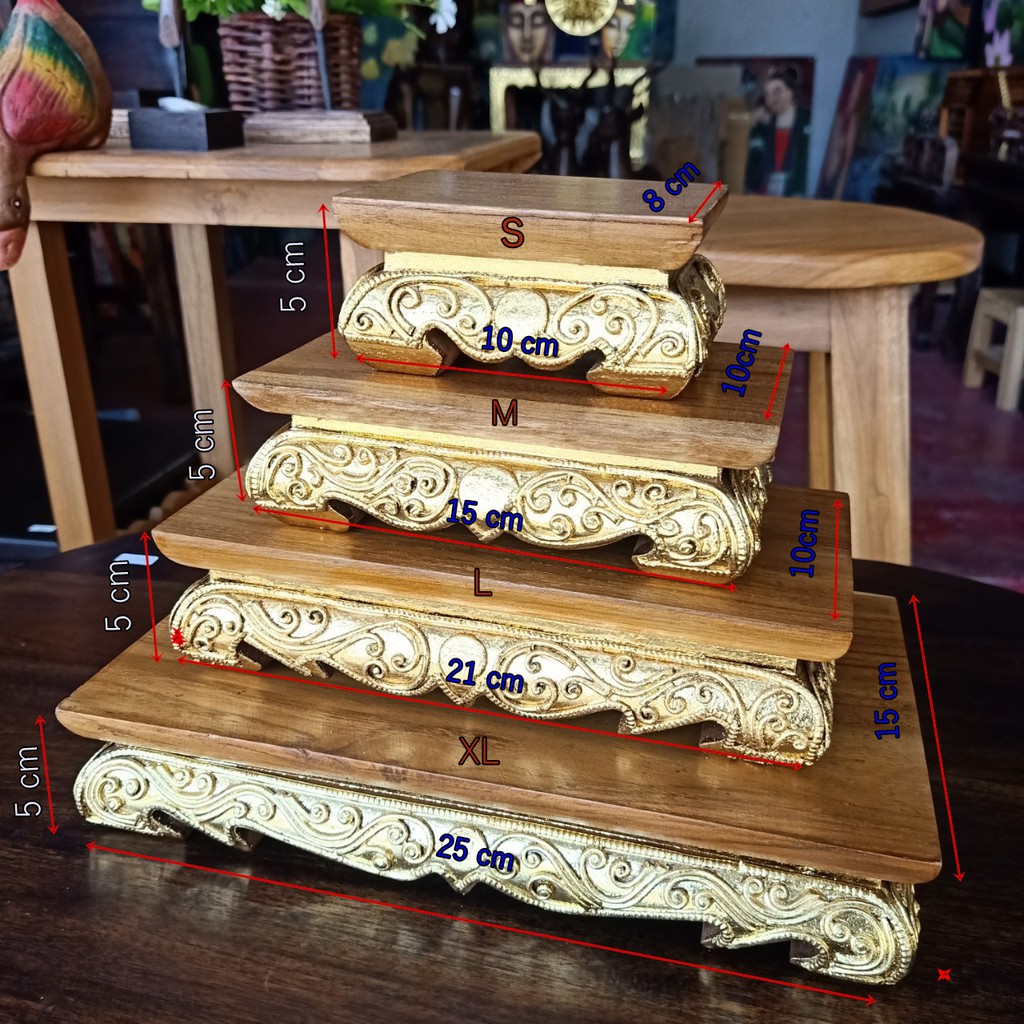 ฐานพระ ไม้สัก 4ขนาด ขาสิงห์ แต่งลายไทยปิดทอง ตั้งโต๊ะทำงาน หิ้งพระ โต๊ะวางพระ ราคา ถูกที่สุด ดีลบีเคเค รูปภาพหลัก