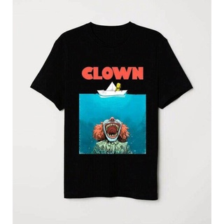 แขนสั้นcrew neckWanyg เสื้อยืดลําลอง แขนสั้น พิมพ์ลายโปสเตอร์ Parody Stephen King Pennywise Clown It สีดํา สําหรับผู้ชาย