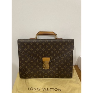 Used lv briefcase monogram dc 00 รุ่นหายาก  เก็บสะสมไว้ได้เลยค่า สภาพเดิมๆ สภาพโดยยังดีนะคะ มีร่องรอยการใช้งานทั่วไป