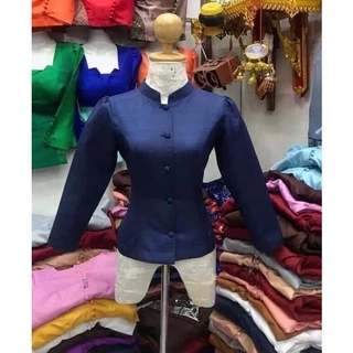 เสื้อไหมหม่อนทรงจิตรลดาแถมเข็มกลัดอัดผ้ากาวทั้งตัวงานสวยเย็บละเอียดมากค่ะผ้าด้านข้างขยายได้1-2นิ้วมีไชร์32ถึงอก50ค่ะ