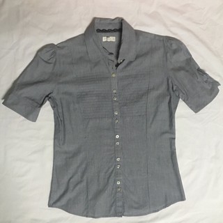XACT เสื้อเชิ้ตแขนสั้นสีเทาลายขาว คอปกบัว เสื้อเชิ้ตใส่ทำงาน