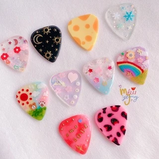 ปิ๊กกีตาร์ guitar pick (เพิ่มตัวอักษรชื่อได้ เจาะรู ทำจี้ฟรี) ✨ mix set 1 ; พร้อมส่ง 🔆