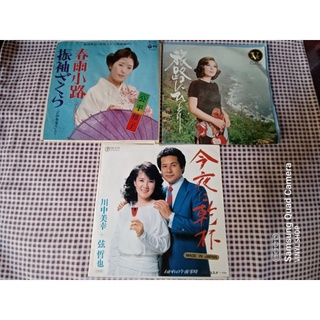 แผ่นเสียง 7นิ้วเพลงญี่ปุ่น 3แผ่น  ปกตามรูปทั้ง3แผ่น  เป็นกระดาษแผ่นเดียว แผ่น1VG++แผ่น2NMแผ่น3VG++