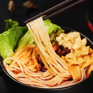 หลัวซือเฝิ่น (螺蛳粉) ขนาด(335 กรัม)-ซองสีเหลือง liziqi 李子柒