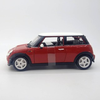 รถโมเดลเหล็ก เปิดหน้ารถท้ายรถและประตูได้ รุ่น Mini COOPER 2001 bburago 18-12034 สเกล1:18