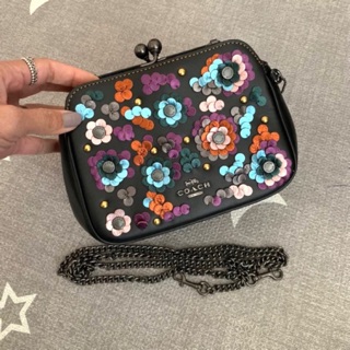 (ผ่อน0%) กระเป๋า สะพายข้าง หนังแท้ ปักเลื่อม ลายดอกไม้ PEARL KISSLOCK CROSSBODY WITH LEATHER SEQUINS (COACH F80193)