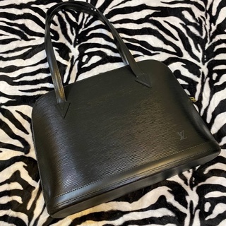 [มือสองสภาพดี] Louis Vuitton Lussac, Epi Leather in Black