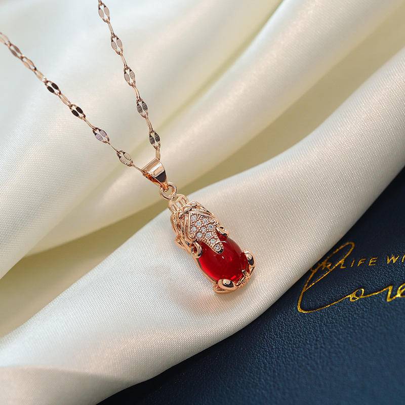 สร้อยคอไทเทเนียม จี้รูปเหรียญนําโชค ประดับเพทาย สีแดง สีโรสโกลด์ 18K สําหรับผู้หญิง - รูปที่ 6