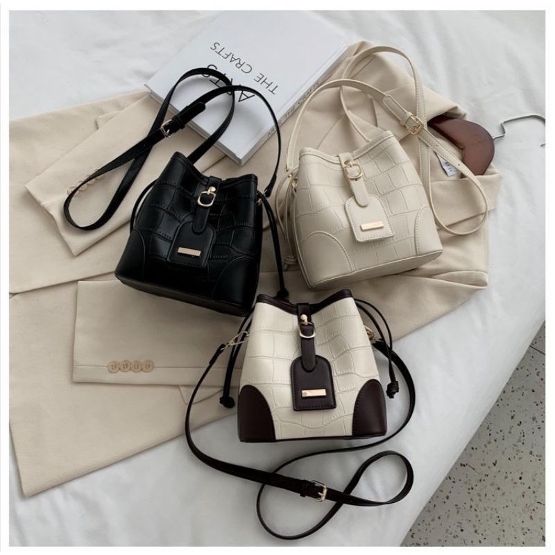 พร้อมส่ง010-กระเป๋าสะพายข้าง ทรงขนมจีบ หนังpu คลิปถ่ายจากงานจริง ...