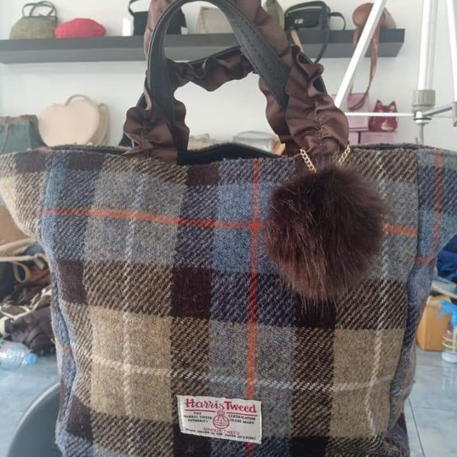 Harris Tweed 
เป็นผ้า Wool จากญี่ปุ่นแท้