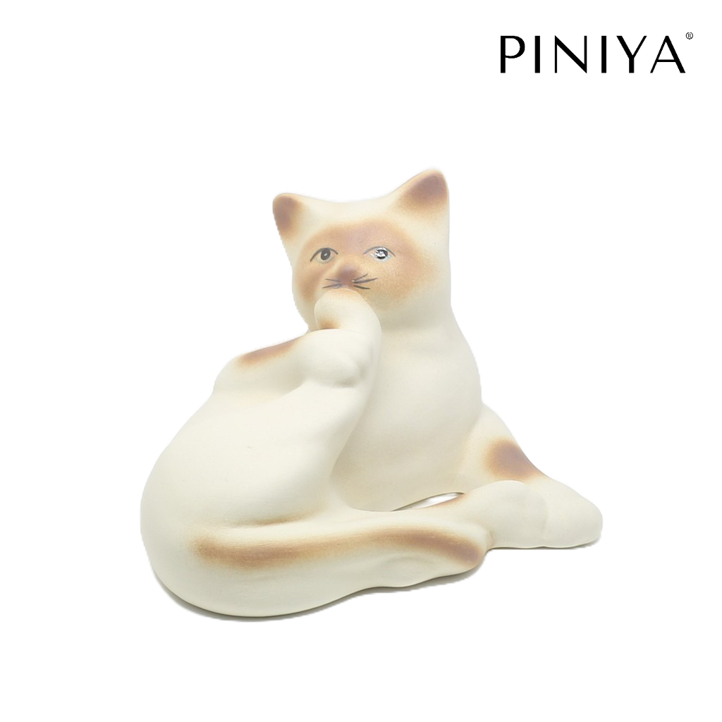 Piniya พินิยา - ของตกแต่งบ้าน รูปปั้น ตุ๊กตา แมว เซรามิก รุ่นแมวเลียเท้า ลายวิเชียรมาศ ไม่เคลือบ
