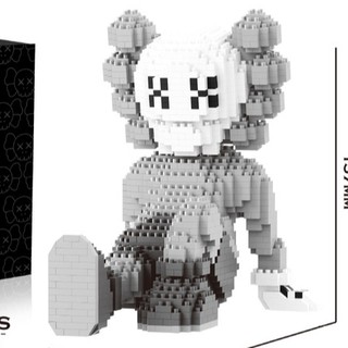 ตัวต่อการ์ตูน Kaws นั่งชันขา ยืนแขนไปข้างหลัง CHAO LI SHE 38032 จำนวนตัวต่อ 1380 ชิ้น